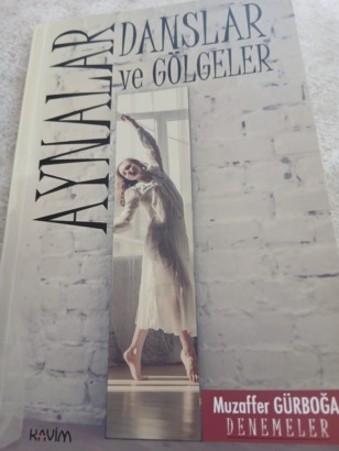 AYNALARA  BAKARKEN, DANSI ÖĞRENİRKEN, GÖLGELERLE YÜZLEŞİRKEN