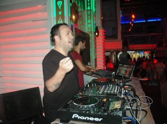 Özgür Aras Bodrum’da DJ Kabinine Geçiyor