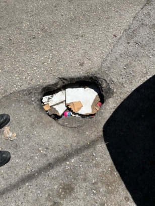 Osmangazi İntizam Mahallesi’nde Yol Tepkisi: Vatandaşlar Aylardır Çözüm Bekleyen Çukur İçin Yetkililere Seslendi