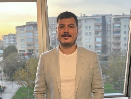 CHP Nilüfer İlçe Başkanlığı binasına asılan “Yeni Partiye Üye Ol” afişine tepki
