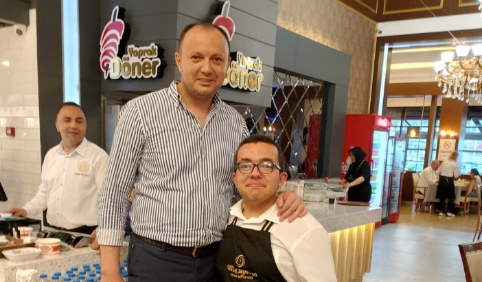 Bolu’da Dikkat Çeken Dostluk: Yavuz Selim Ak, Milletvekili İsmail Akgül’ü Programlarında Yalnız Bırakmıyor