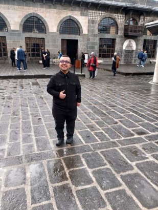 Bolulu Fenomen Yavuz Selim Ak, Diyarbakır Ulu Camii’nin Tarihî Atmosferini Keşfetti