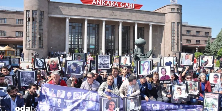 YILLAR GEÇSEDE 10 EKİM GAR KATLİAMINI VE İNSANLIK SUÇU OLAN BU VAHŞETİ ASLA UNUTMADIK…