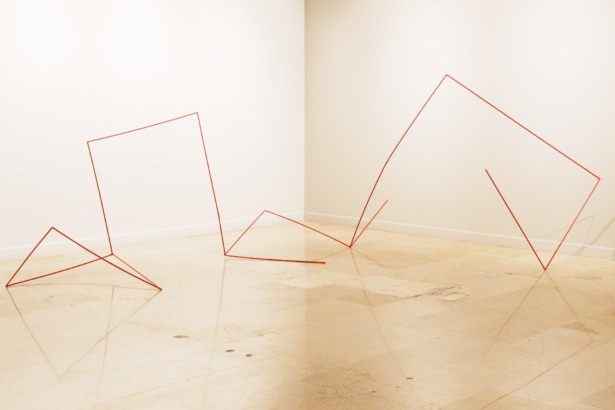 Nermin Ülker’in “Dört Köşeli Üçgen: Yerini Bulamamış Cümlelerin Anıtları” Adlı Sergisi 16 Ekim’de Black Light Gallery’de