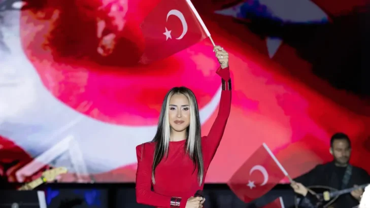 HANDE ÜNSAL’DAN CUMHURİYET’E KIRMIZI İMZA!