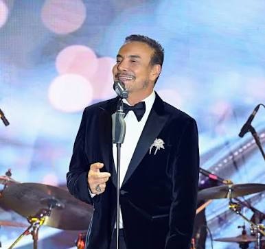 Cenk Eren’in Mikrofonsuz Performansına Dakikalarca Alkış!